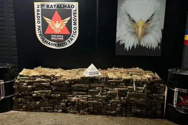 Imagem ilustrativa da imagem Caminhão com 1 tonelada de maconha tomba em frente a batalhão da PM