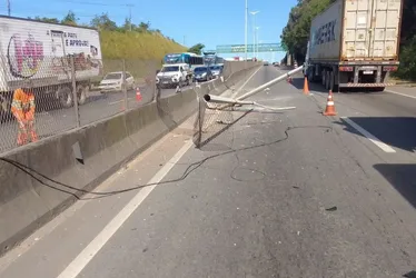 Imagem ilustrativa da imagem Caminhão perde o controle e dois ficam feridos na Rodovia do Contorno