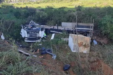 Imagem ilustrativa da imagem Caminhão tomba em rodovia do ES e motorista fica gravemente ferido