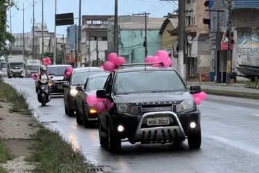 Imagem ilustrativa da imagem Carreata de Vila Velha a Cariacica celebra fim de quimioterapia de recepcionista