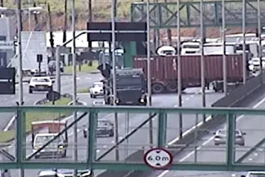 Imagem ilustrativa da imagem Carreta fica atravessada na pista e interrompe trânsito na BR-262 no ES