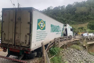 Imagem ilustrativa da imagem Carreta sai da pista e interdita ponte na Região Serrana