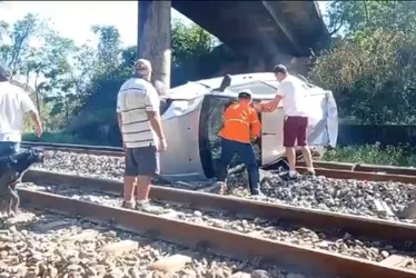 Imagem ilustrativa da imagem Carro cai sobre ferrovia e deixa duas pessoas feridas no Norte do ES