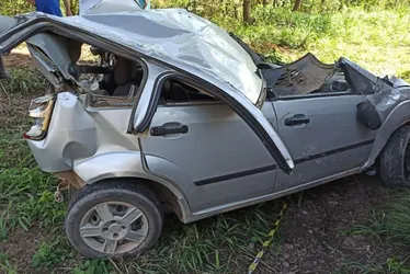 Imagem ilustrativa da imagem Carro cai sobre ferrovia e deixa duas pessoas feridas no Norte do ES