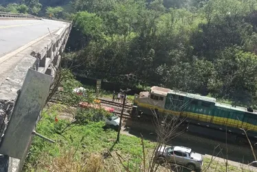 Imagem ilustrativa da imagem Carro cai sobre ferrovia e deixa duas pessoas feridas no Norte do ES