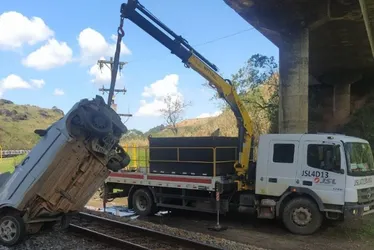 Imagem ilustrativa da imagem Carro cai sobre ferrovia e deixa duas pessoas feridas no Norte do ES