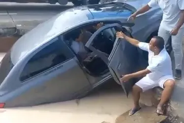 Imagem ilustrativa da imagem Carro de aplicativo é “engolido” por cratera na Avenida Recife