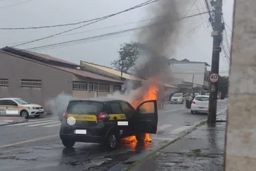 Imagem ilustrativa da imagem Carro de autoescola pega fogo em rua de bairro da Serra