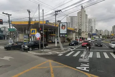 Imagem ilustrativa da imagem Carro desgovernado invade posto de combustíveis e deixa três mortos em SP