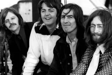 Imagem ilustrativa da imagem Cartão com referência nazista e outros objetos dos Beatles vão a leilão