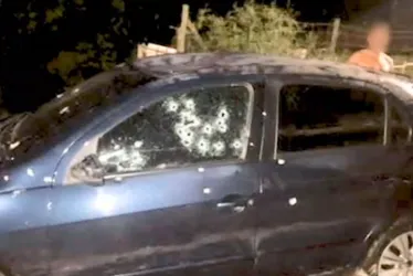 Imagem ilustrativa da imagem Casal é alvo de emboscada e tem carro atingido por mais de 80 tiros em Cariacica