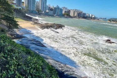 Imagem ilustrativa da imagem Chinelos vão ajudar a identificar turistas que desapareceram no mar de Guarapari