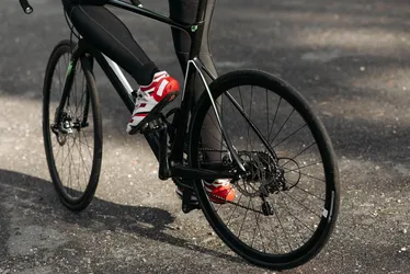 Imagem ilustrativa da imagem Ciclista de 20 anos morre ao bater em carro guiado pelos próprios pais