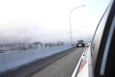 Imagem ilustrativa da imagem Cinco carros flagrados por minuto em faixa exclusiva para ônibus na Terceira Ponte