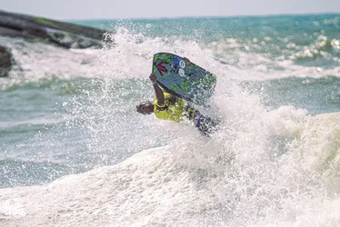 Imagem ilustrativa da imagem Circuito Brasileiro de Bodyboarding começa com ondas de até 2 metros