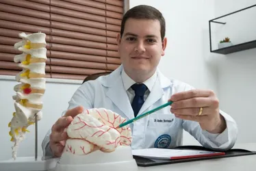 Imagem ilustrativa da imagem Cirurgias no cérebro reduzem efeitos do Parkinson em pacientes no ES