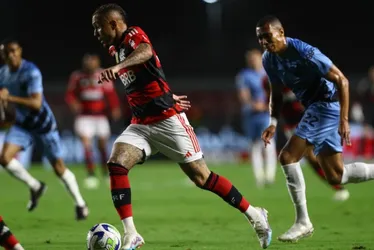 Imagem ilustrativa da imagem Com Gabi expulso, Flamengo perde para o Athletico no Kleber Andrade