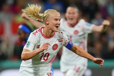 Imagem ilustrativa da imagem Com VAR protagonista, Dinamarca vence Haiti e vai às oitavas