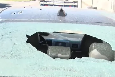 Imagem ilustrativa da imagem Comerciante fica com carro cravejado de balas após ser atacado em Vila Velha