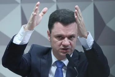 Imagem ilustrativa da imagem Confusão na CPMI do 8/1 tem tapa na mesa e acusação de cusparada