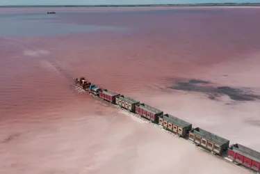 Imagem ilustrativa da imagem Conheça o lago cor de rosa que tem poder de cura e é atravessado por trem