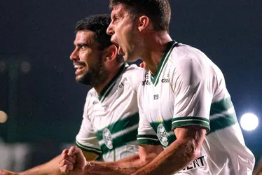 Imagem ilustrativa da imagem Coritiba bate o Goiás, desencanta no Brasileiro e ajuda o Corinthians