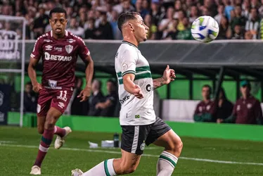 Imagem ilustrativa da imagem Coritiba surpreende o Fluminense e fica perto de deixar zona de rebaixamento no