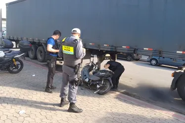 Imagem ilustrativa da imagem Cozinheiro morre após colidir com carreta na Serra