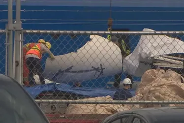 Imagem ilustrativa da imagem Destroços do submersível Titan chegam a porto no Canadá. Veja imagens
