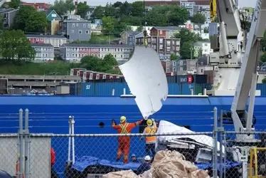 Imagem ilustrativa da imagem Destroços do submersível Titan chegam a porto no Canadá. Veja imagens