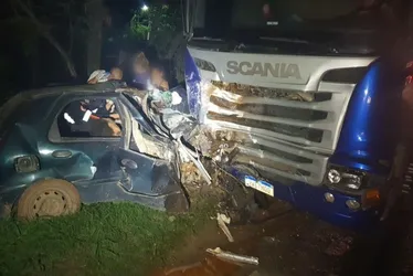 Imagem ilustrativa da imagem Dois jovens morrem em colisão entre carreta e carro no Sul do Estado
