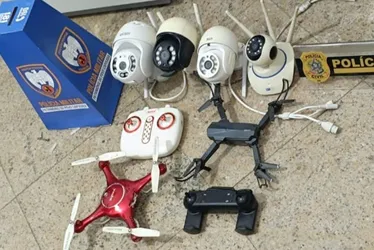 Imagem ilustrativa da imagem Drones e câmeras usadas para vigiar polícia são apreendidas em cidade do ES