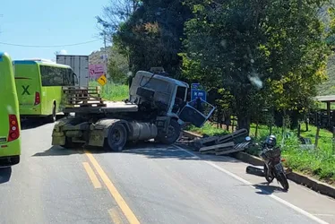 Imagem ilustrativa da imagem Duas pessoas morrem em acidente envolvendo carreta e carro em rodovia do ES