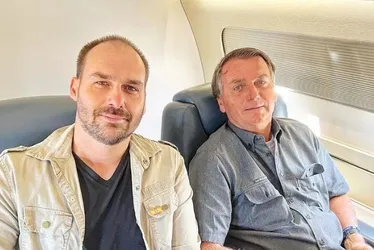 Imagem ilustrativa da imagem Eduardo Bolsonaro lança calendário com foto do pai mostrando cicatriz da facada