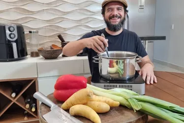 Imagem ilustrativa da imagem Ele cozinha no “escuro” e faz sucesso na internet