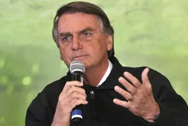 Imagem ilustrativa da imagem Emails apontam que Bolsonaro recebeu pedras preciosas, e PGR é acionada