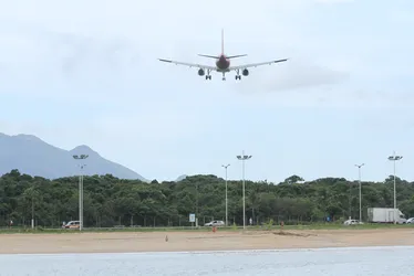Imagem ilustrativa da imagem Empresa aérea é condenada a indenizar passageiros