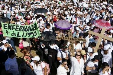Imagem ilustrativa da imagem Enfermeiros protestam na Esplanada por pagamento do piso salarial