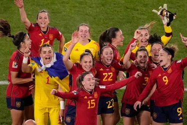 Imagem ilustrativa da imagem Espanha supera crise com técnico, bate a Inglaterra e é campeã da Copa do Mundo