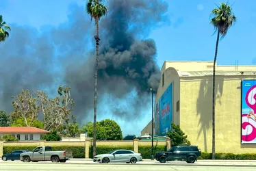 Imagem ilustrativa da imagem Estúdios da Warner Bros. Discovery na Califórnia são atingidos por incêndio