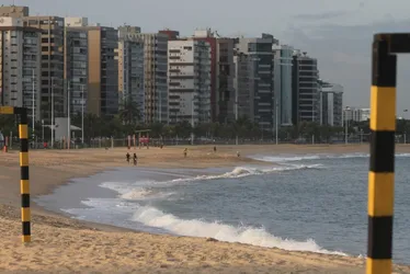 Imagem ilustrativa da imagem Estudo mostra de onde vem a cor preta da areia das praias do ES