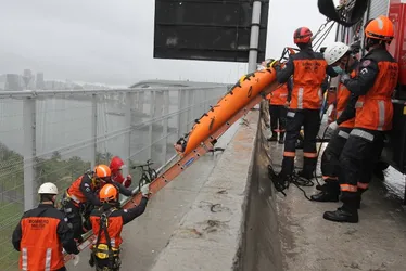 Imagem ilustrativa da imagem FOTOS | Bombeiros simulam resgate de ciclistas feridos na Terceira Ponte