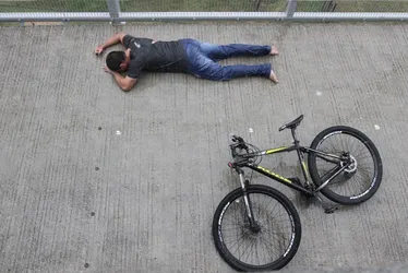 Imagem ilustrativa da imagem FOTOS | Bombeiros simulam resgate de ciclistas feridos na Terceira Ponte