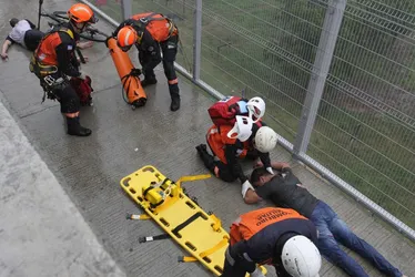 Imagem ilustrativa da imagem FOTOS | Bombeiros simulam resgate de ciclistas feridos na Terceira Ponte