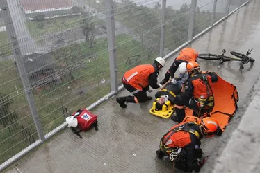 Imagem ilustrativa da imagem FOTOS | Bombeiros simulam resgate de ciclistas feridos na Terceira Ponte