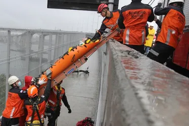 Imagem ilustrativa da imagem FOTOS | Bombeiros simulam resgate de ciclistas feridos na Terceira Ponte