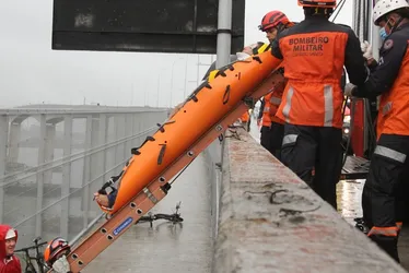 Imagem ilustrativa da imagem FOTOS | Bombeiros simulam resgate de ciclistas feridos na Terceira Ponte