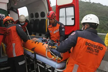 Imagem ilustrativa da imagem FOTOS | Bombeiros simulam resgate de ciclistas feridos na Terceira Ponte