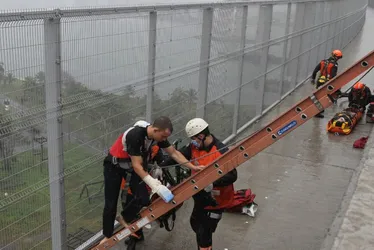 Imagem ilustrativa da imagem FOTOS | Bombeiros simulam resgate de ciclistas feridos na Terceira Ponte