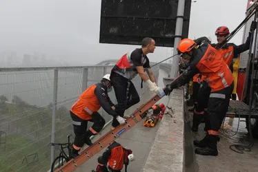 Imagem ilustrativa da imagem FOTOS | Bombeiros simulam resgate de ciclistas feridos na Terceira Ponte